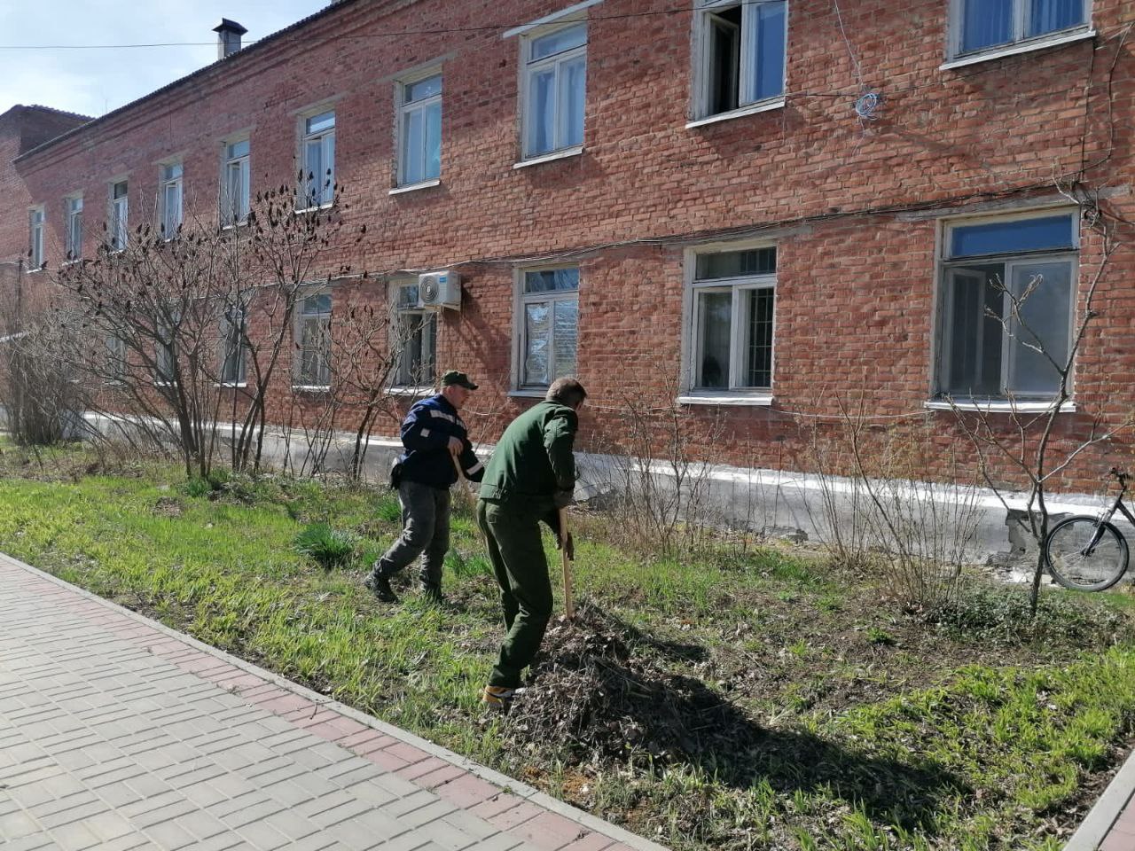 Военными коммунальщиками Воронежской области  проводятся субботники в военных городках.